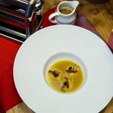 RAVIOLI DE FOIE GRAS, TOMATE SECO Y OLIVAS